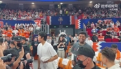 尼克&middot;杨和吴勇豪来到上海体育馆，观看京沪大战半决赛G1