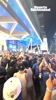 这就畅想总决赛了？尼克斯球迷在麦迪逊广场外高喊：我们要文班