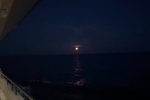 海上生明月！詹姆斯晒在游艇上观赏夜景：橘色圆月🌕
