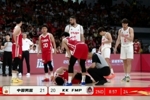 希望没事啊！徐昕被对手撞倒在地 缓了缓后被换下场