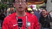 有福啦~22年世界杯现场直播的韩国记者被一名墨西哥女孩亲吻