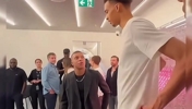 姆巴佩与文班合影后发文劝诫不要和NBA球星合影，内马尔不信🤣